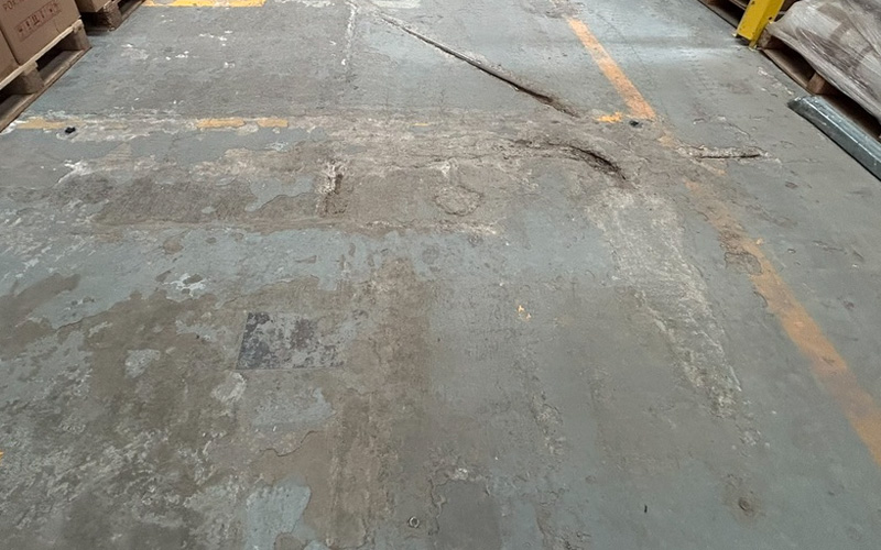 Piso deteriorado real