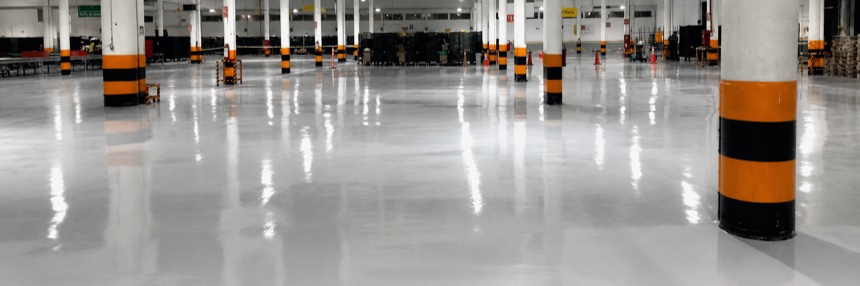 Piso epóxico terminado — Vista amplia de nave