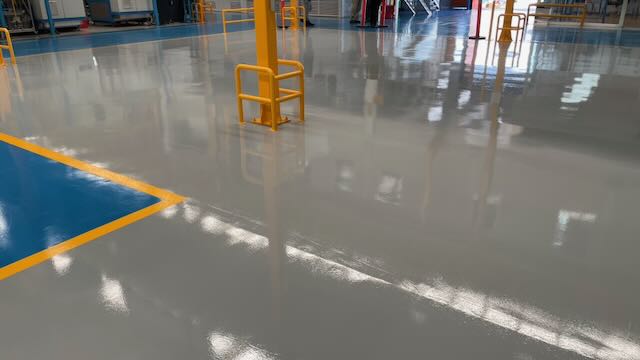 Vista amplia de nave industrial — Piso epóxico terminado