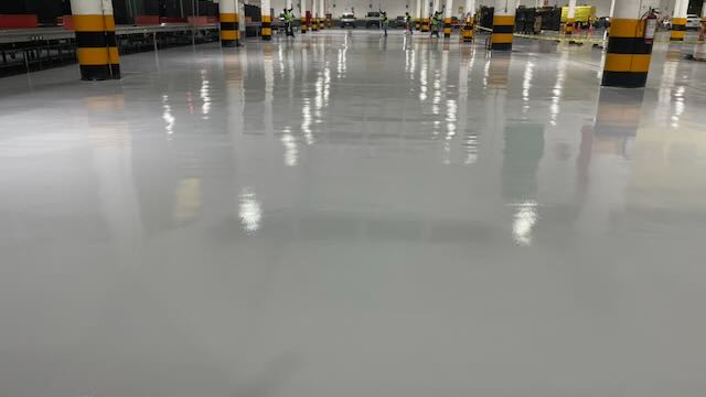 Lo impecable en operación — Piso epóxico terminado