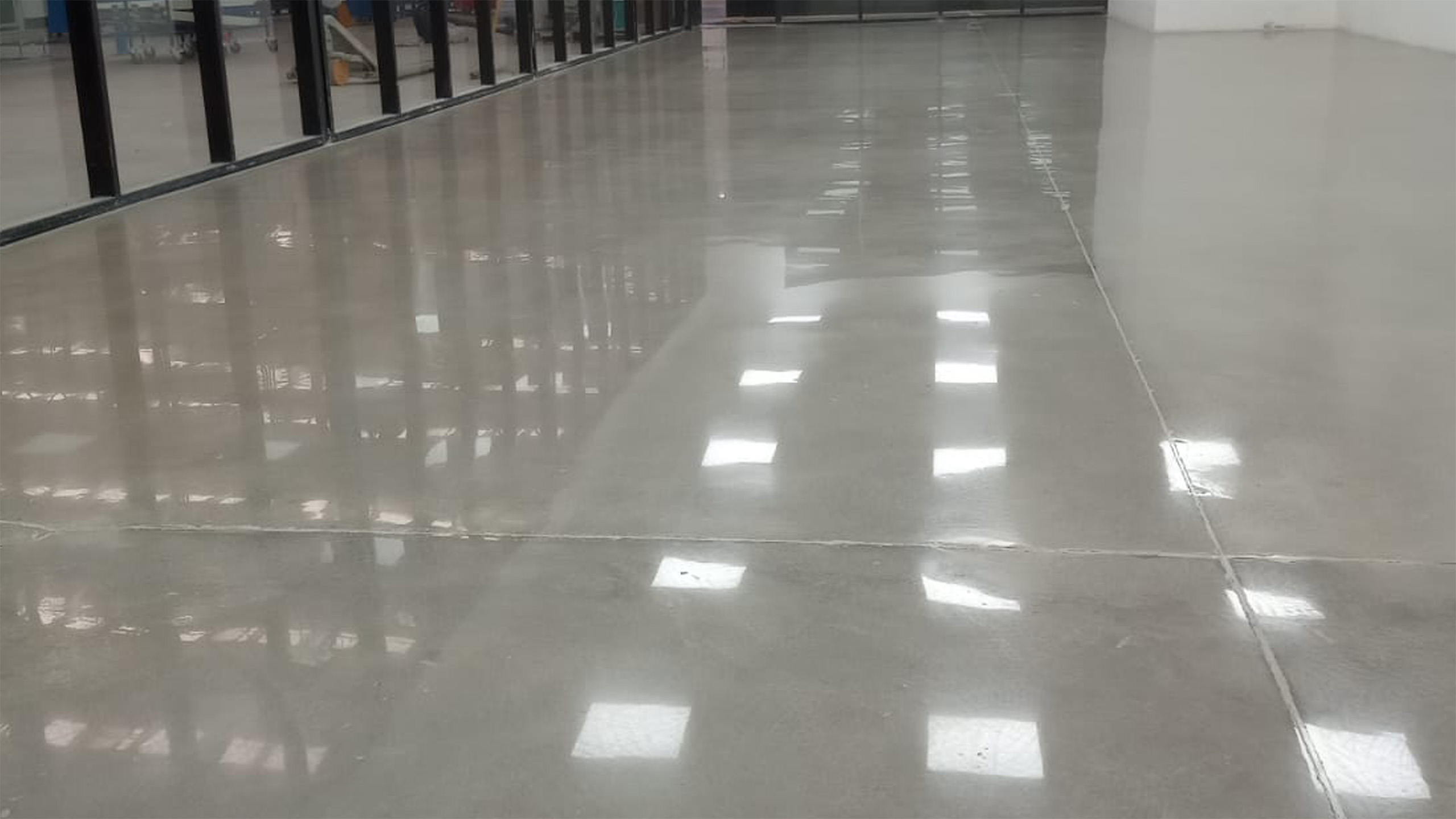 Certus piso epóxico azul con línea amarilla