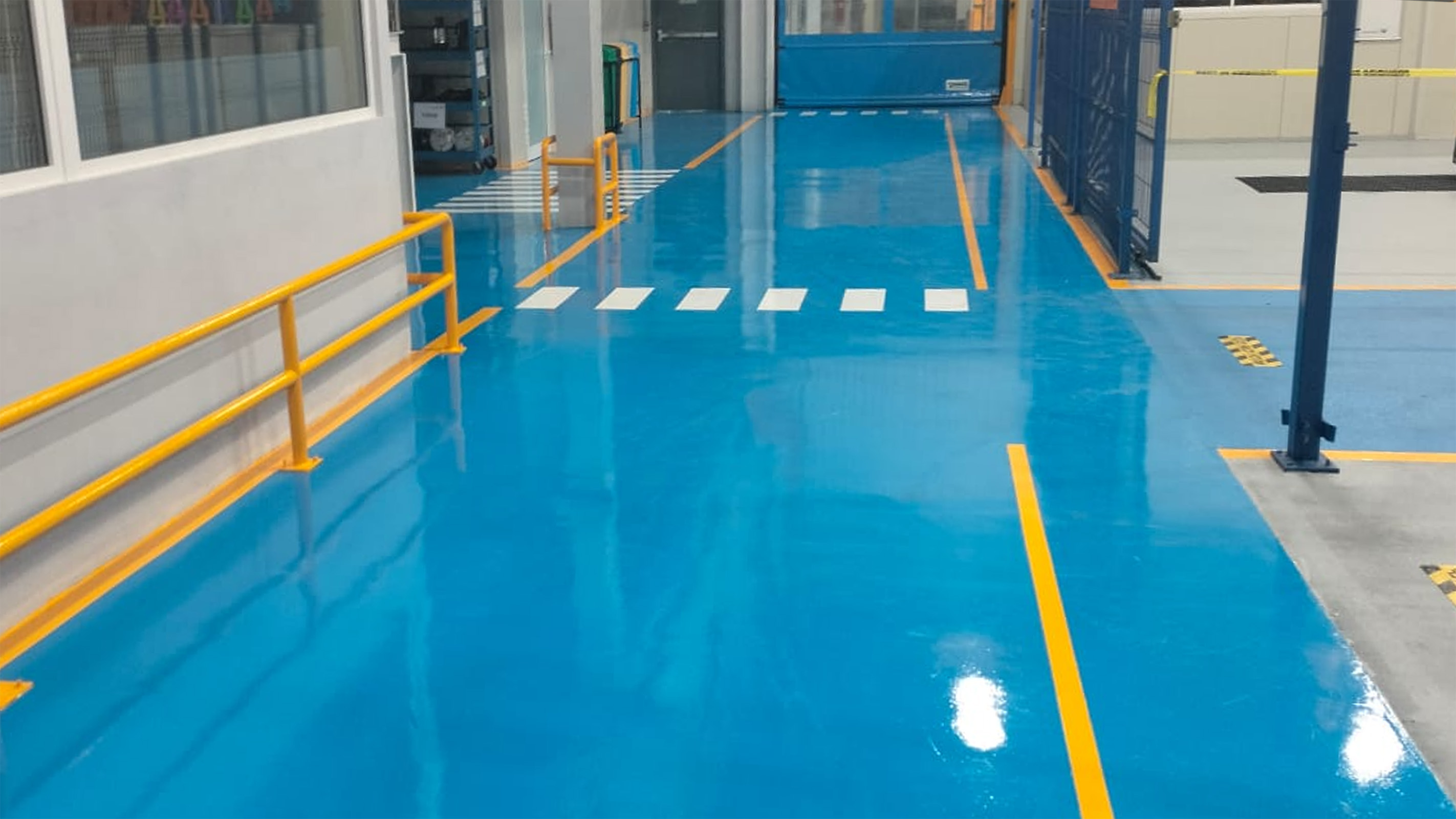 Certus piso epóxico azul con línea amarilla